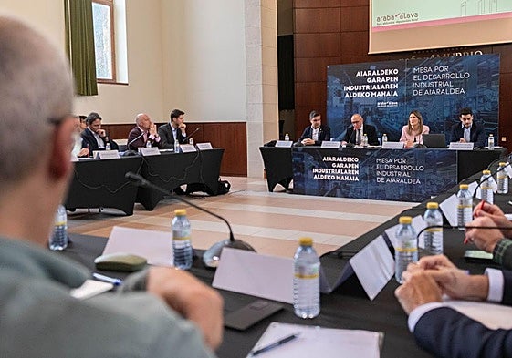 A la reunión de la mesa han acudido representantes políticos y empresariales