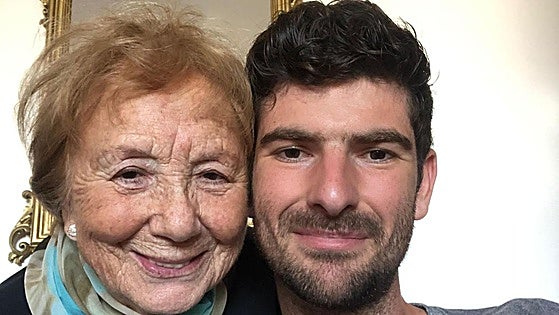 El exbaskonista Carlos Martínez devuelve la movilidad a la mujer que le cuidó cuando era un bebé