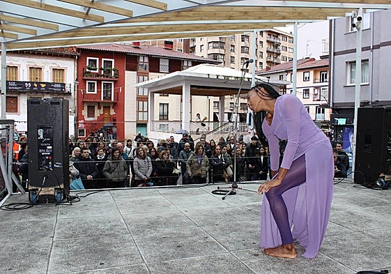 La bailarina Dairi Brown, interpretó dos melodías reflejando el dolor, pero también el resurgir de una mujer.