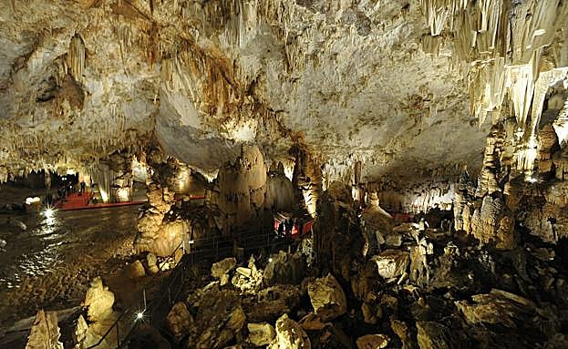 Vista de la Cueva de Pozalagua.