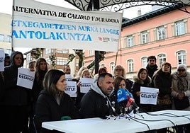 Miembros del Sindicato Socialista de Vivienda de Euskal Herria se concentraron frente al Ayuntamiento de Erandio