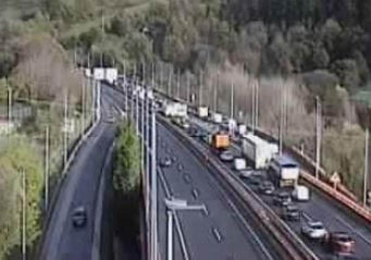 El corredor del Cadagua en Güeñes recupera la normalidad tras una hora cortado