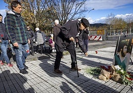 El homenaje a Mikel Zabalza ha tenido lugar este miércoles ante el cuartel de Intxaurrondo.