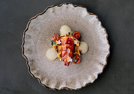 Guiso de angula de monte con bogavante de Galicia, txistorra @carnesokelan y café de @nokora.coffee.