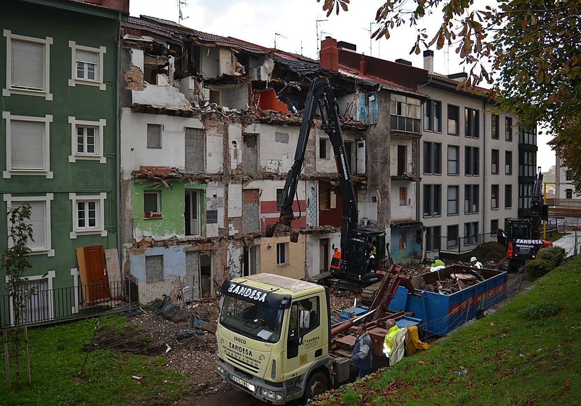 Sestao apuntala la reforma de Txabarri con el derribo de dos edificios en ruina