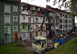 Sestao apuntala la reforma de Txabarri con el derribo de dos edificios en ruina
