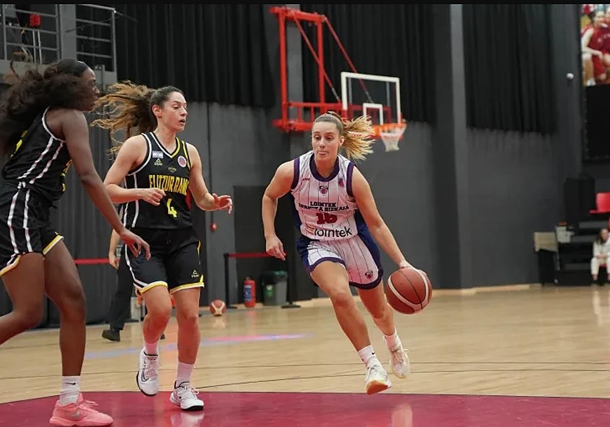 Esther Castedo avanza hacia el perímetro esquivando la defensa de las jugadores del Elitzur.