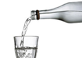 Alerta alimentaria por la venta de agua mineral contaminada por una bacteria