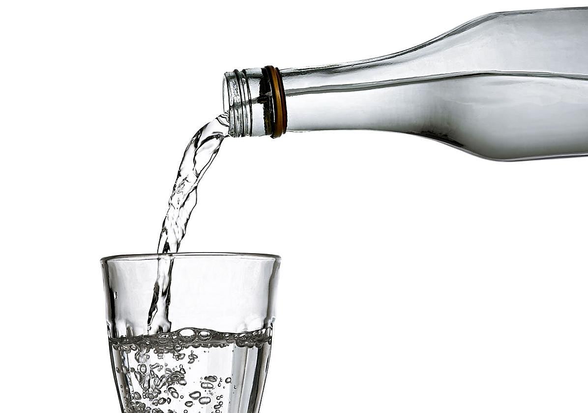 Alerta alimentaria por la venta de agua mineral contaminada por una bacteria