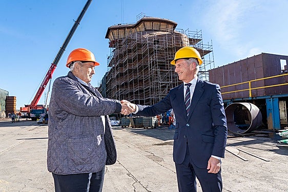 Pedro Mª Garaygordobil de Zamakona Yards y Juan Pedro Badiola, director territorial norte de CaixaBank