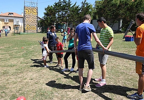 Un grupo de jóvenes y niños participan en actividades recreativas en Gorliz