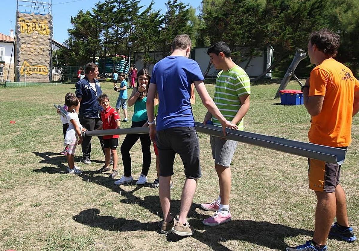 Un grupo de jóvenes y niños participan en actividades recreativas en Gorliz