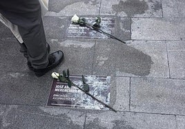 Dos de las placas colocadas este jueves en Durango.