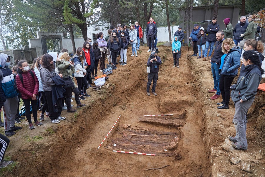 Imagen de la exhumación realizada en el cementerio navarro de Berriozar.