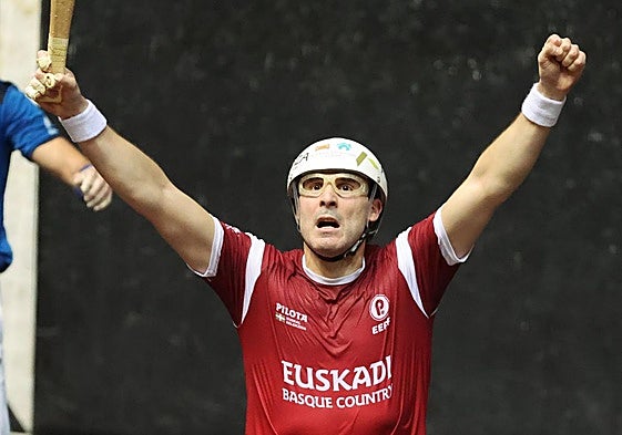 Gaubeka celebra una victoria en la Liga de Naciones de pala corta.