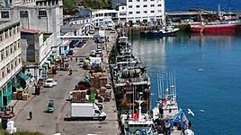 El muelle pesquero de Ondarroa acumula locales en desuso.
