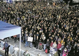 Portavoces de la organización leyeron un manifiesto en las escalinatas del Ayuntamiento al término de la marcha.