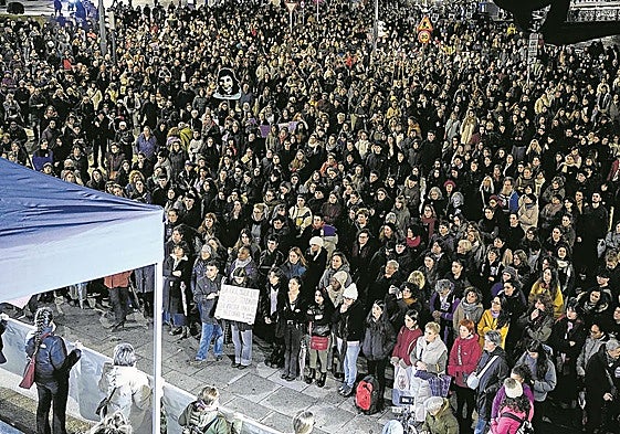 Portavoces de la organización leyeron un manifiesto en las escalinatas del Ayuntamiento al término de la marcha.