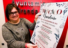 Montse Cantera, concejala de Fiestas y Ferias, con el cartel navideño.