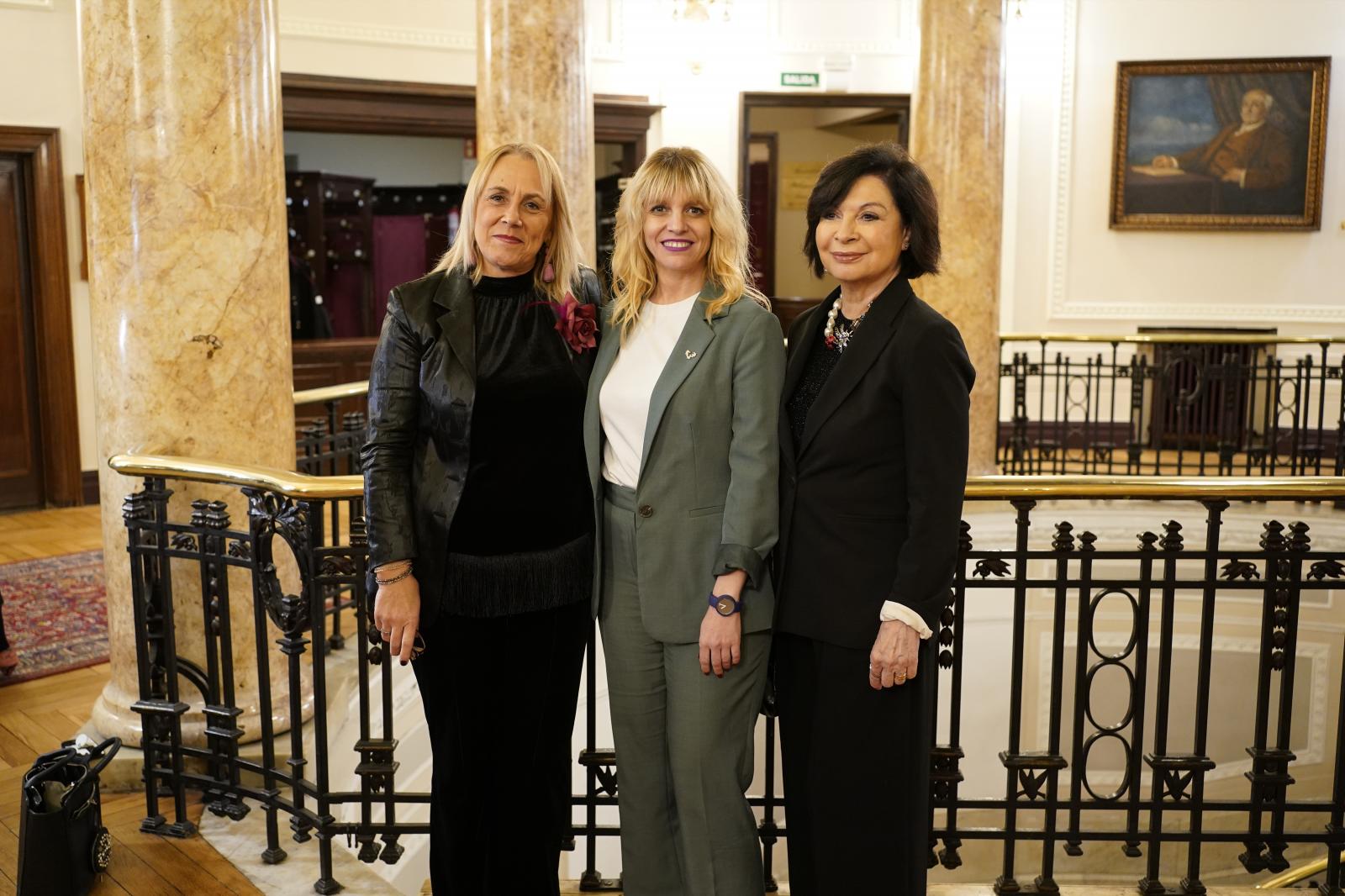 Agurtzane Ortiz, Estitxu Garai y Begoña Atxalandabaso. 