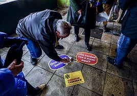 '¿De verdad vas a mear aquí?', puede leerse en las pegatinas.