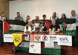 Representantes de los colectivos organizadores, con Manu Lezertua (Pertsonalde), Mabel Andreu (Ongi Etorri Errefuxiatuak) e Ibon Meñika (Gernika-Palestina) en primer término.