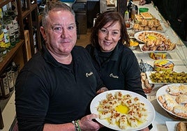 David Pérez y Eva Rivero en el Orain con su pintxo estrella con su pincho estrella: lomos de bacalao de las islas Feroe de Ultrmarinos Gregorio Martín, desalados y aliñados por el propio David. .