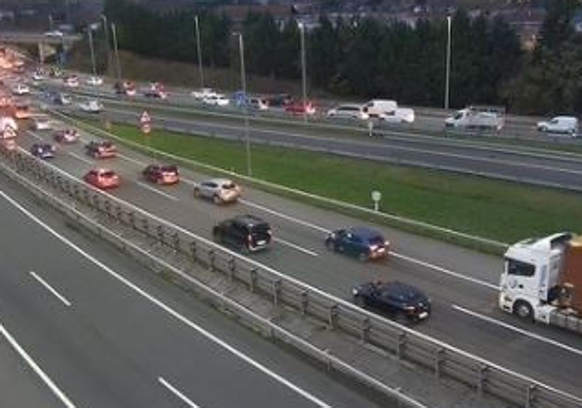 Retenciones en el corredor del Txorierri tras un accidente entre dos vehículos