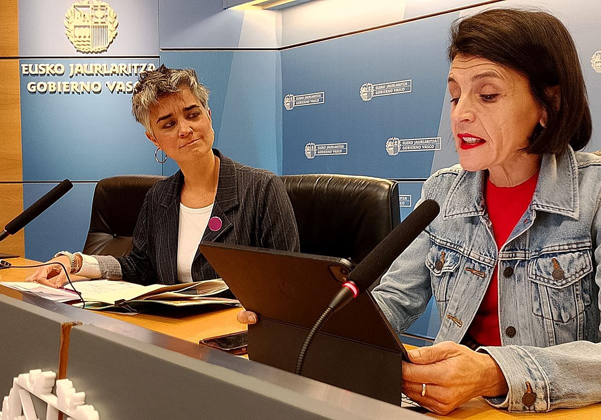 Oiane Zarate, coordinadora de Satevi (izquierda) y la consejera de Bienestar, Juventud y Reto Demográfico, Nerea Melgosa.