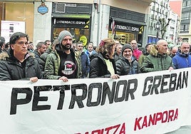 Los trabajadores de Petronor se concentraron ayer en la puerta de los juzgados