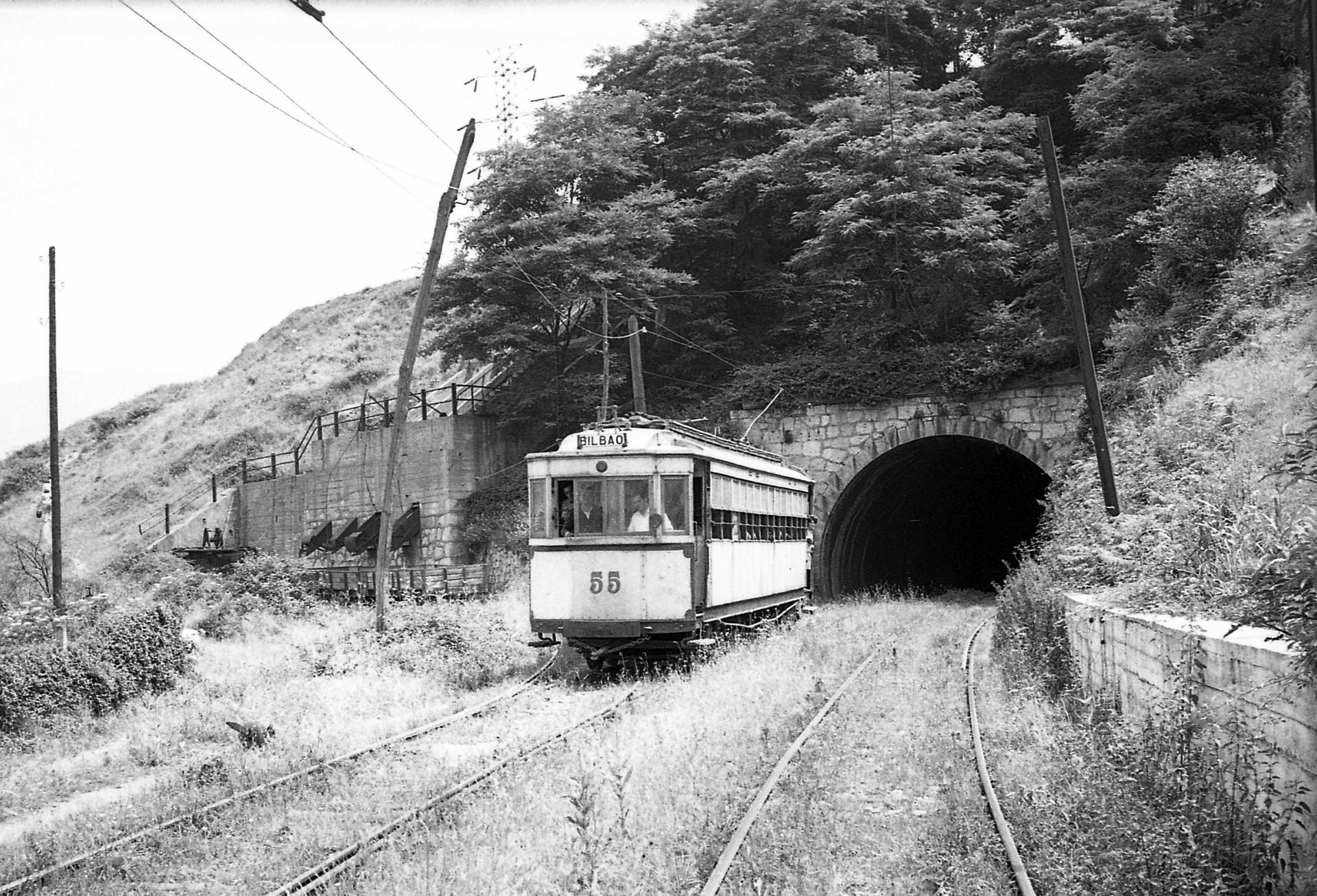 El tranvía a su paso por el túnel del Boquete, actualmente parte de un bidegorri que conecta Basauri y Bilbao. Abajo, detalle del interior.