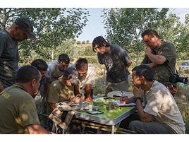 Un grupo de ornitólogos realizando un trabajo de campo con pájaros.