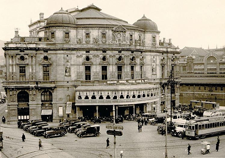 La plaza del Arriaga, punto de partida y llegada del tranvía.