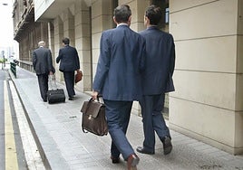 Ejecutivos caminando por la Calle Lersundi en Bilbao