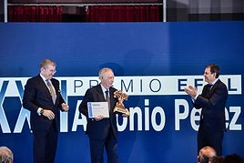 Clemente González, recoge el premio de Empresa Familiar de Castilla y León.