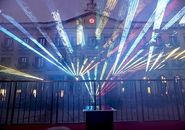 Haces de luz iluminan la Plaza Nueva de Vitoria