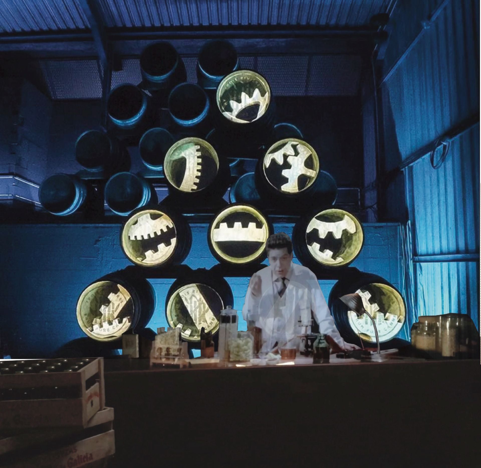 Conjunto de barriles con un actor virtual que explica los procesos que suceden.