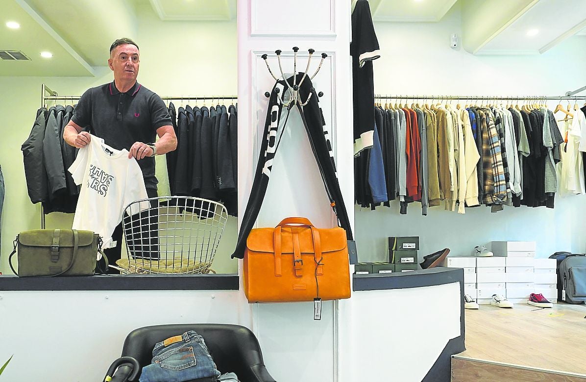 Josu Bearán ofrece 'martinis', copas de vino y refrescos a los clientes que pasan los domingos a la tarde.