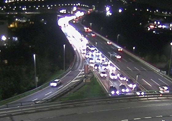 Un accidente en el corredor del Txorierri complica el tráfico a primeras horas