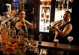 Paola reinventa la coctelería en su nuevo bar del Casco Viejo.