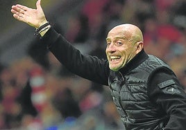 Julián Calero, entrenador del Levante, en el partido de esta temporada contra el Atlético.