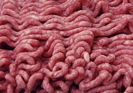 Alerta sanitaria en España por salmonella en carne picada vendida en un conocido supermercado