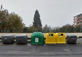 Imagen de varios contenedores de la comarca.