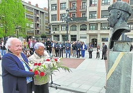 Crucita Etxabe y Mari Carmen Agirre, en uno de los homenajes celebrados en Gernika a las víctimas del bombardeo.
