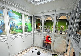 Las obras se reparten por un edificio de tres plantas que giran alrededor de un patio central con luz natural.