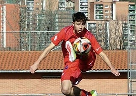 Izei Hernández en un partido la pasada campaña con el Santutxu.