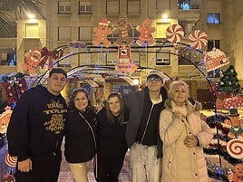 Estos vecinos de Txurdinaga han decorado la plaza Arbidea con figuras y luces de colores.