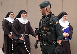 Las dos detenidas, sor Isabel y sor Paloma, seguidas por sor Belén, el pasado mes de julio en el juzgado de Briviesca.