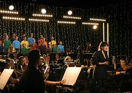 Un fotograma de Rozalén con el 'Hator, hator'.