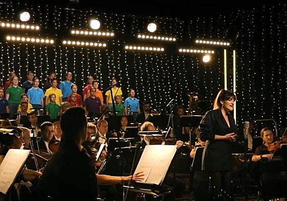 Un fotograma de Rozalén con el 'Hator, hator'.